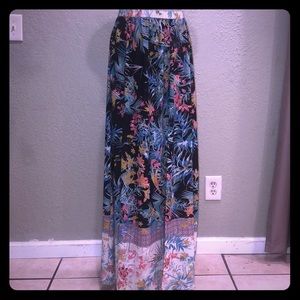Maxi skirt with tropical theme print.